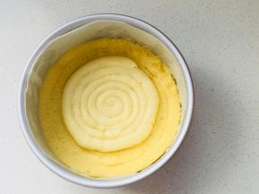 馅料从冰箱取出后，加入朗姆酒搅拌均匀。（如果你不喜欢朗姆酒，可以省略掉）将馅料装入到有7毫米花嘴的裱花袋中。同样方法，将馅料挤于模具中心位置，边缘处留2厘米左右不挤馅料。馅料叠加挤两层