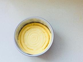 将蛋糕体的黄油糊，同样以画圆的方法，将边缘填充满。