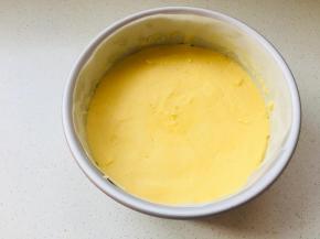 表面覆盖蛋糕体黄油糊后，用刮刀或者抹刀将表面抹平整，放入冰箱冷藏一小时以上