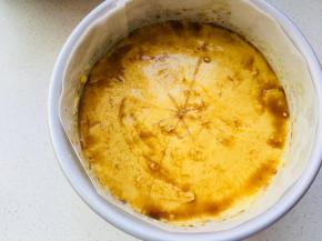 速溶咖啡粉，用少量水冲开，加入到全蛋液中。将其涂于蛋糕表面上