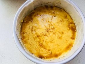 速溶咖啡粉，用少量水冲开，加入到全蛋液中。将其涂于蛋糕表面上