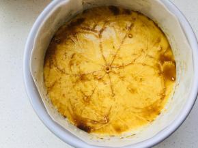 用牙签在表面装饰你喜欢的花纹，力度不要太大，画的不要深