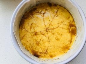 用牙签在表面装饰你喜欢的花纹，力度不要太大，画的不要深