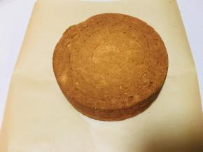 烤箱180度，时间30到35分钟。具体温度根据自己烤箱脾气酌情调节。出炉后，不要马上脱模，降温至可操作的温度，脱模，将蛋糕倒扣摊凉