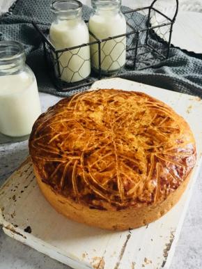 蛋糕馅料是软的，倒扣摊凉可以使蛋糕表面更加平整。冷藏密封保存