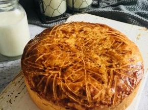 蛋糕馅料是软的，倒扣摊凉可以使蛋糕表面更加平整。冷藏密封保存