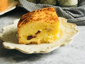 馅料中，可以添加你喜欢的果酱或者果干，来增添它的风味