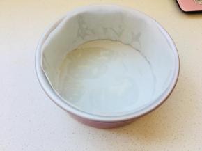 取少量软化后的黄油（份量外），涂抹于模具上，把油纸固定在模具中