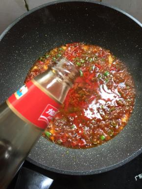 加入一勺蚝油。