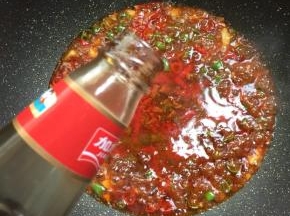 加入一勺蚝油。