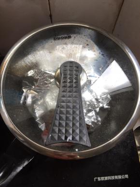 
再用锡纸把花甲包裹起来。盖上盖子，调最小火烤10分钟即可。