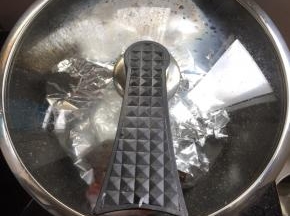 
再用锡纸把花甲包裹起来。盖上盖子，调最小火烤10分钟即可。