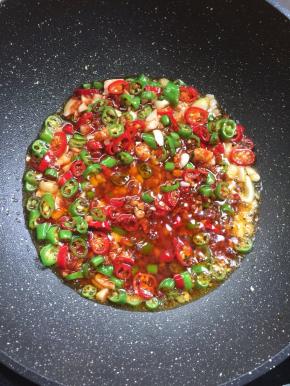 加入一勺郫县豆瓣酱炒出红油来。