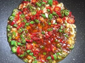 加入一勺郫县豆瓣酱炒出红油来。