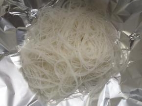麦饭石不粘锅烧热倒入少许的油，铺上锡纸。把泡好的粉丝放在锡纸上。
