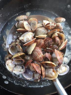 水烧开，放入花甲焯水至花甲全部张开嘴巴。