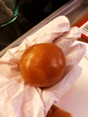 莲蓉和蛋黄总重量43克，称好，搓圆备用