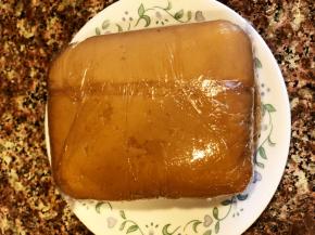 用刮刀拌匀，揉成光滑的面团，接下来准备馅料。面团就让它静置吧。