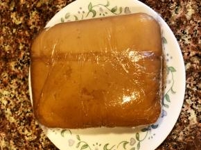 用刮刀拌匀，揉成光滑的面团，接下来准备馅料。面团就让它静置吧。