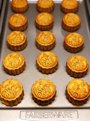 烤箱预热180度，先烤5分钟，取出刷上蛋液，继续烤18-20分钟，请留意上色情况，控制时间。