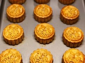 烤箱预热180度，先烤5分钟，取出刷上蛋液，继续烤18-20分钟，请留意上色情况，控制时间。