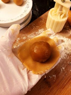 面团的重量是22克，用擀面杖压成圆形，包入馅料