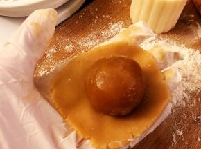 面团的重量是22克，用擀面杖压成圆形，包入馅料