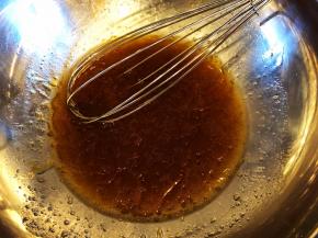 将蜂蜜，油，枧水放入盆里搅拌均匀。