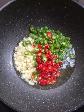 麦饭石不粘锅烧热倒入适量的油，放入蒜末小火炒香。