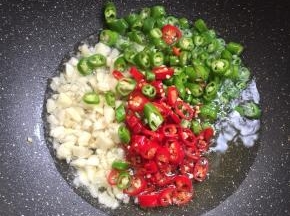 麦饭石不粘锅烧热倒入适量的油，放入蒜末小火炒香。