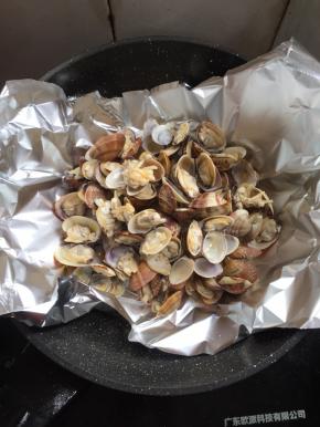 把处理好的花甲倒在粉丝上。