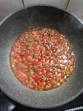 加入一勺鸡精煮开即可。