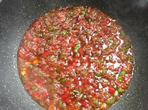 加入一勺鸡精煮开即可。