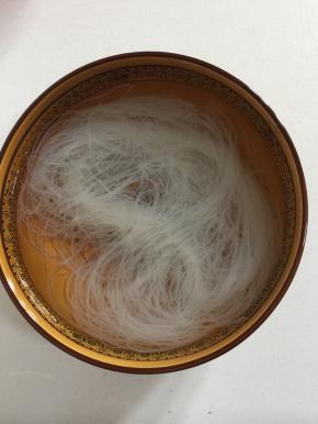 粉丝提前用温水泡软备用。