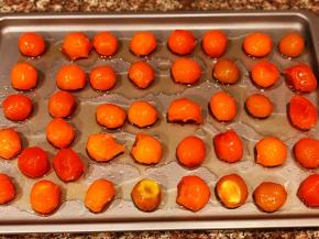 蛋黄我提前用花生油泡了一晚，烤箱预热180度，蛋黄放入烤盘，喷上白酒，烤5分钟，取出，我又喷了一次酒。放凉备用。