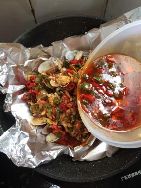 把熬好的料汁儿均匀的淋在花甲上。