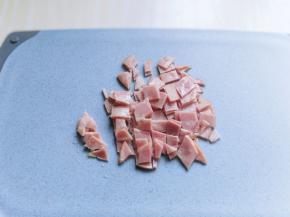首先将火腿片切岁。