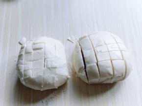 剩下的馒头，横竖交叉切，注意不要切断开。