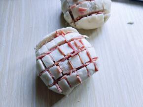 在馒头缝隙填上碎火腿。