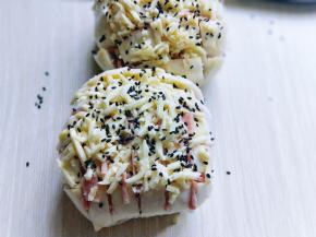 最后撒上芝士碎，黑芝麻。两个馒头依次做完。