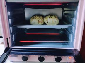 放入烤盘中，入烤箱中层，上下火190度烤10分钟即可。