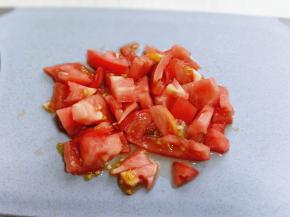 将番茄洗干净，切丁。（如果宝贝小可以将番茄去皮）