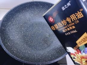 锅中倒入食用油，再加入切好的番茄翻炒。