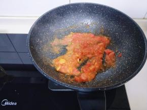 将番茄炒至变软。