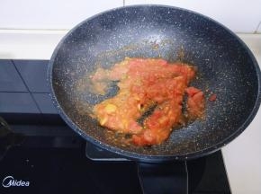 将番茄炒至变软。