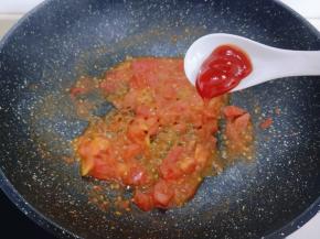 加入一勺番茄酱，小火翻炒。