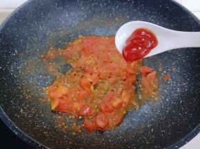 加入一勺番茄酱，小火翻炒。