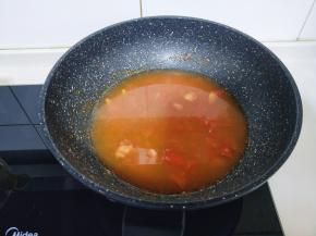 加入纯净水烧开，水量根据选择意面量增减。