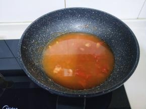 加入纯净水烧开，水量根据选择意面量增减。