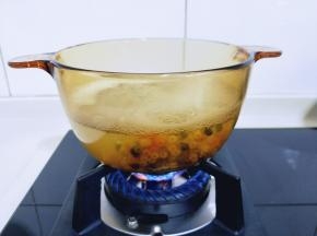 煮意面，锅中加入纯净水烧开，水开后下入意面。（意面的量根据胃口来）